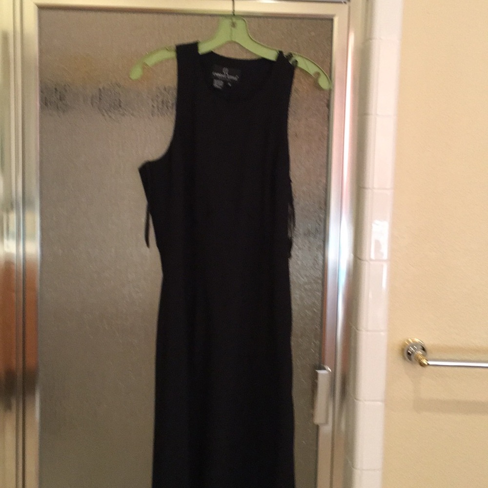 Long cocktail black dress size 6 sleeveless